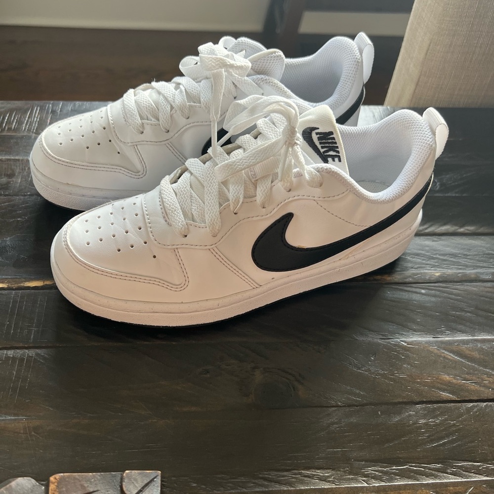 Kids white with black check Nike